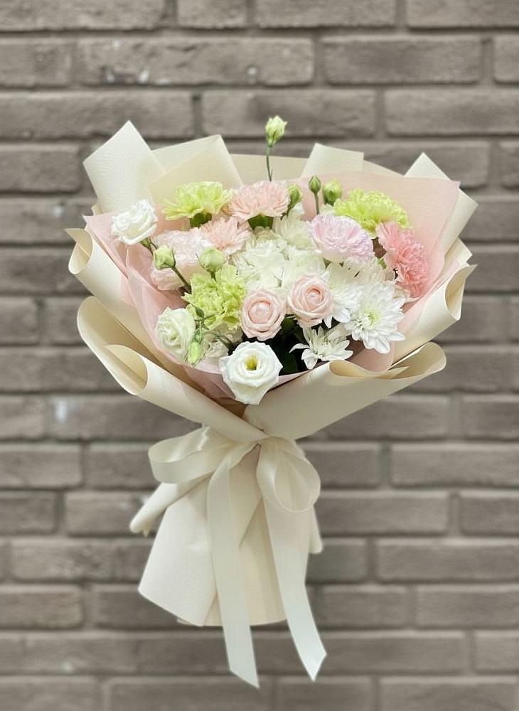 Букет цветов из: Гвоздики, Розы, Лизиантусы и Хризантемы в Никульское