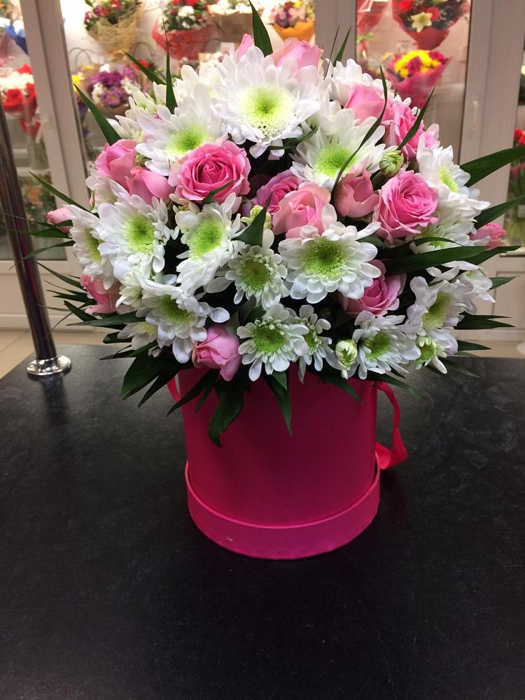 Цветочная композиция из Розы и Хризантемы в шляпной коробке в Никульское