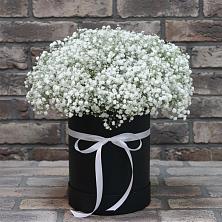 Цветочная композиция из Гипсофила в шляпной коробке в Никульское