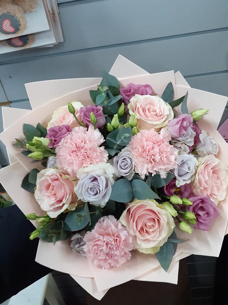 Букет цветов из: Розы, Гвоздики и Лизиантусы в Никульское